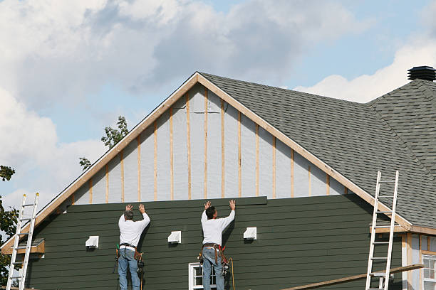 Professional Siding Installation technician working in Snoqualmie Pass, WA